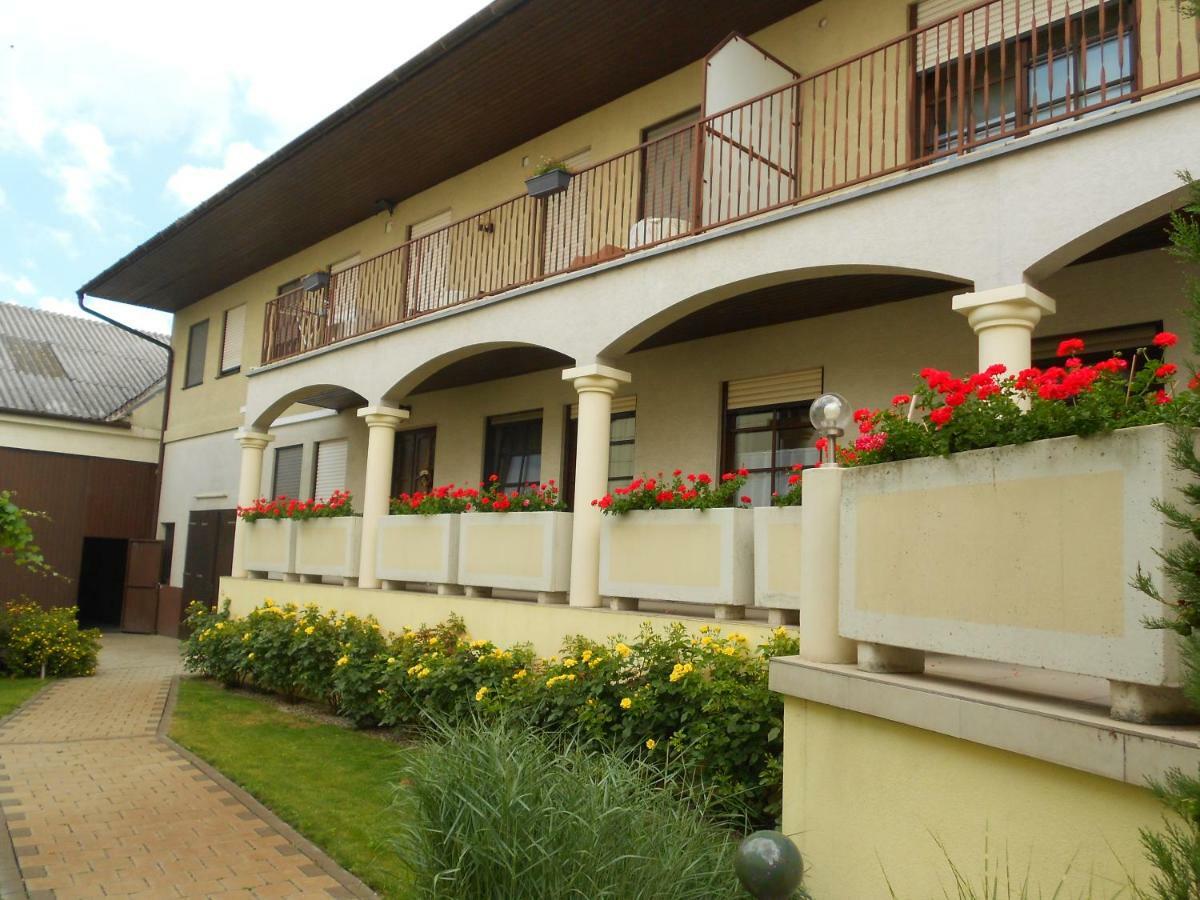 Bed and Breakfast Weingut Gastehaus Palkowitsch Illmitz Exterior foto
